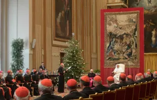 Papst Franziskus mit Mitgliedern der römischen Kurie, 23. Dezember 2021. / Vatican Media