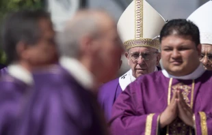 Papst Franziskus kurz vor der Eucharistiefeier in Ecatepec am 14. Februar 2016 / L'Osservatore Romano