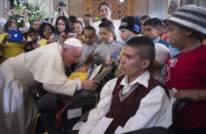 Zärtliche Begrüßung und Segen: Papst Franziskus begegnet Kindern in der Kathedrale von Morelia am 16. Februar 2016