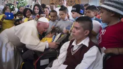Zärtliche Begrüßung und Segen: Papst Franziskus begegnet Kindern in der Kathedrale von Morelia am 16. Februar 2016 / L'Osservatore Romano 
