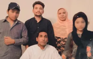 Shagufta Kausar und Shafqat Emmanuel mit drei ihrer Kinder, nachdem sie am 1. Juli 2021 aus der Todeszelle in Pakistan entlassen wurden. / Foto mit freundlicher Genehmigung der Familie.
