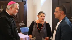 Bischof Hanke im Gespräch mit der Israelitin Robi Damelin und dem Palästinenser Mazen Faraj.  / pde/Bernhard Löhlein 