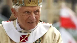 Papst Benedikt XVI. begrüßt die Gläubigen auf dem Petersplatz anlässlich der Seligsprechung von Papst Johannes Paul II. am 1. Mai 2011.  / Jeffrey Bruno / Shutterstock
