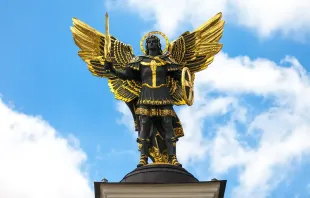 Die Statue des Erzengels Michael auf dem Ljadski-Tor, einem Denkmal auf dem zentralen Majdan Nesaleschnosti, dem Platz der Unabhängigkeit, in Kiew (Ukraine).  / S-F/Shutterstock.