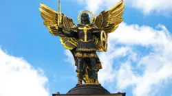 Die Statue des Erzengels Michael auf dem Ljadski-Tor, einem Denkmal auf dem zentralen Majdan Nesaleschnosti, dem Platz der Unabhängigkeit, in Kiew (Ukraine).  / S-F/Shutterstock.