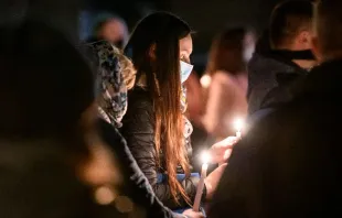 Katholiken beten vor der Alexanderkirche in Kiew am 3. April 2021.  / paparazzza/Shutterstock.