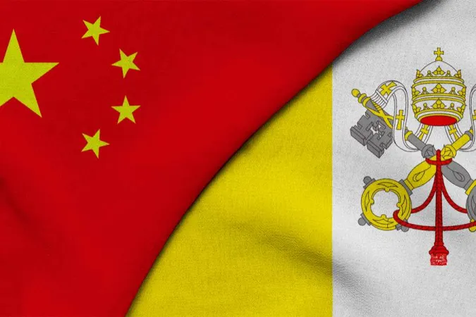 Flaggen der Volksrepublik China und der Vatikanstadt