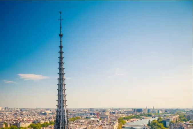Die Turmspitze der Kathedrale Unserer Lieben Frau von Paris vor dem Feuer am 15. April 2019