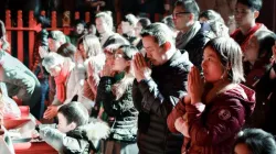 Christen beim Gebet in Shanghai (China). / ThewayIsee/Shutterstock