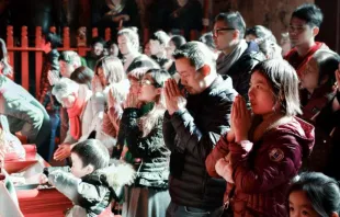 Christen beim Gebet in Shanghai (China). / ThewayIsee/Shutterstock