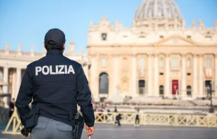 Ein Polizeibeamter im Dienst am Petersplatz /  Maciej Matlak/Shutterstock