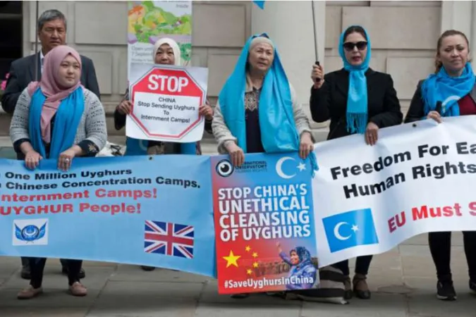 Uiguren protestieren vor der chinesischen Botschaft in London.