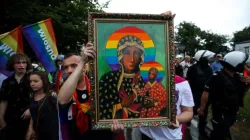 Polnische LGBT-Aktivisten marschieren mit einer "queeren" Darstellung Unserer Lieben Frau von Tschenstochau am 16. Juni 2019. / Grabowski / Shutterstock