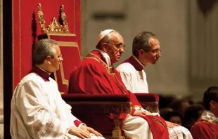 Papst Franziskus betet am Karfreitag des Jahres 2013 im Petersdom / Philip Chidell / Shutterstock