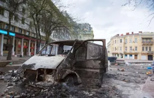 Ein bei Unruhen zerstörtes Fahrzeug in der Innenstadt von Odessa (Ukraine) / aragami12345s / Shutterstock