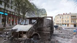 Ein bei Unruhen zerstörtes Fahrzeug in der Innenstadt von Odessa (Ukraine) / aragami12345s / Shutterstock