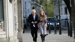 Boris Johnson and Carrie Symonds in London am 6. Mai 2021 / Foto: Ilyas Tayfun Salci / Shutterstock