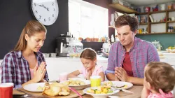 Keine falsche Scham, ermutigt Erzbischof Schick: Christen sollten vor dem Essen ruhig sichtbar beten – egal ob daheim oder in der Öffentlichkeit. / Shutterstock 