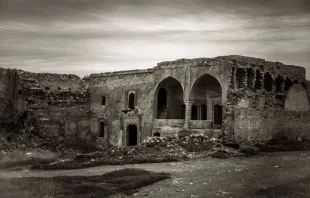 Verlassene Kirche in der Wüste in der Nähe der Stadt Kirkuk im Irak.  / BilalIzaddin/Shutterstock