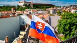 Die Flagge der Slowakei, abgebildet in der Hauptstadt Bratislava
 / RossHelen via Shutterstock.
