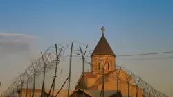 Eine von Stacheldraht und hohen Zäunen geschützte armenische Kirche in Bagdad / Shutterstock