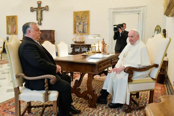 Der ungarische Präsident Viktor Orban traf Papst Franziskus am 21. April 2022 in Rom.