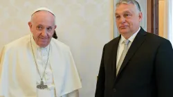 Papst Franziskus mit Viktor Orban, dem Präsidenten von Ungarn. / Vatican Media