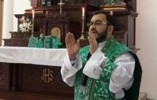 Bestraft, weil er die heilige Messe feierte: Pfarrer Sixto Eduardo Varela Santamaría wurde vom Bischof der Diözese Alajuela in Costa Rica suspendiert, nachdem der Priester die Messe in lateinischer Sprache und ad orientem gelesen hatte. / Pfarrei St. Peter der Patriarch
