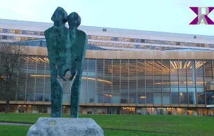 Die Skultpur vor dem Gebäude / (C) Pax Press Agency, SARL, Geneva