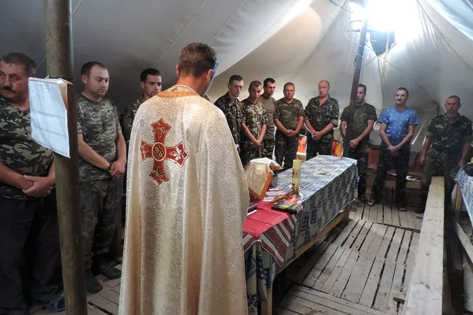 Gottesdienst mit Militärseelsorger in der Ostukraine im Jahr 2015.