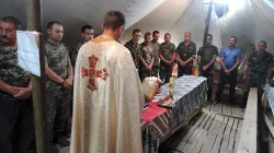 Gottesdienst mit Militärseelsorger in der Ostukraine im Jahr 2015. / Kirche in Not – Aid to the Church in Need (ACN)