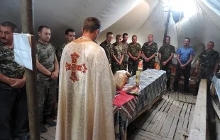Gottesdienst mit Militärseelsorger in der Ostukraine im Jahr 2015. / Kirche in Not – Aid to the Church in Need (ACN)