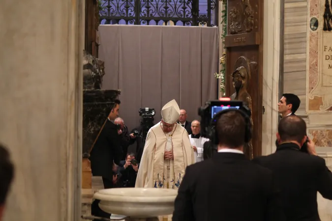 Papst Franziskus steht, im Gebet verharrend, in der Pforte, wenige Sekunden nach ihrer Öffnung