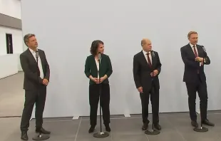 Von links: Robert Habeck und Annalena Baerbock (Grüne), Olaf Scholz (SPD) und Christian Lindner (FDP) nach den Sondierungsgesprächen am 15. Oktober 2021. / Screenshot / Phoenix