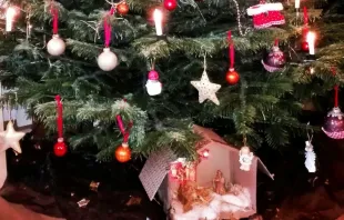 Die Sperrmüllkrippe unter dem Weihnachtsbaum / Elisabeth Illig