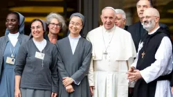Sr. Nathalie Becquart (dritte von links) mit Papst Franziskus und anderen während der Jugendsynode 2018.  / Daniel Ibanez / CNA Deutsch 