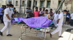 Einsatzkräfte transportieren Opfer der Bombenanschläge am Ostersonntag 2019 in Sri Lanka / Lakruwan Wanniarachchi / AFP / Getty Images