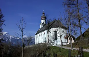 Die Wallfahrtskirche St. Antonius oberhalb des Wallfahrtsortes Rietz (Tirol). / Guenther Haas / Wikimedia (CC BY-SA 3.0) 