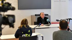 Bischof Bertram Meier von Augsburg spricht zu Journalisten am 7. Februar 2022 über den umstrittenen "Synodalen Weg". / Nicolas Schnall / pba