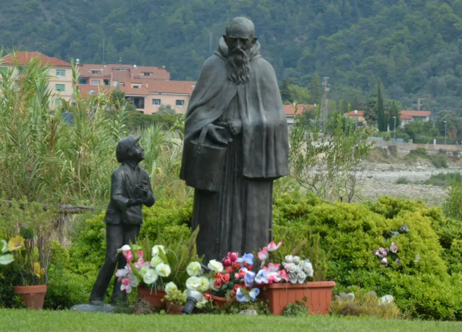 Statue von Francesco Maria da Camporosso im italienischen Dolceacqua