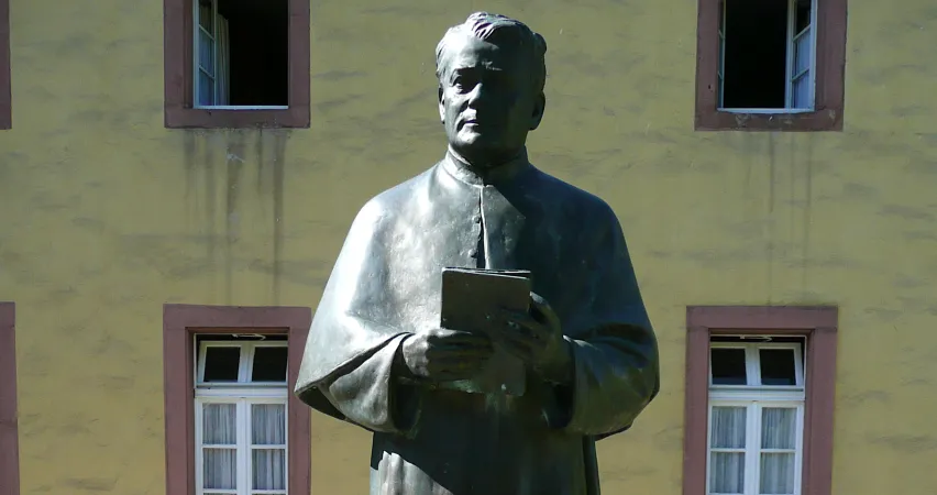 Der selige Odensgründer: Statue von Pater Franziskus Maria vom Kreuze Jordan (1848-1918) im Kloster Steinfeld