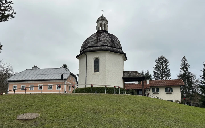 Die Stille-Nacht-Gedächtniskapelle ist auf dem Schutt der ursprünglichen St. Nikolauskirche in Oberndorf errichtet, wo „Stille Nacht“ im Jahr 1818 zum ersten Mal erklungen ist.