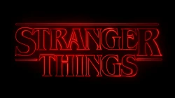 „Stranger Things“ in roter Neonschrift auf schwarzem Hintergrund / Gemeinfrei