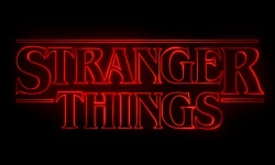 „Stranger Things“ in roter Neonschrift auf schwarzem Hintergrund / Gemeinfrei