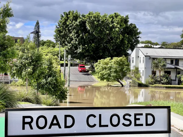 Hochwasser in der Mooney Street in Yeronga, einem Vorort von Brisbane (QLD, Australien)  