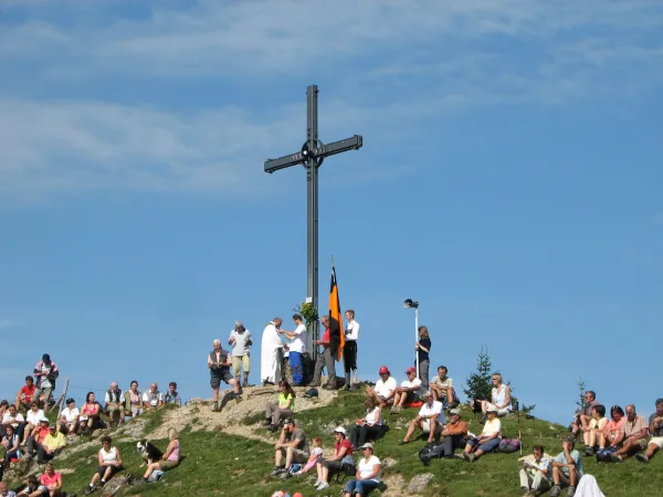 Hier treffen der "Liebhaber der Schöpfung" und der "Brauchtumsmensch" aufeinander - und wenn das ganze die Kolpingfamilie organisiert, auch der "Macher": Eine Bergmesse auf dem Seelekopf in den Allgäuer Alpen am 31. August 2008.
