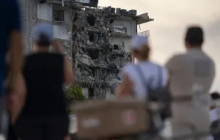 Anwohner schauen auf die teilweise eingestürzten Wohntürme in Surfside, Florida (USA). / Fernando Medina/Shutterstock