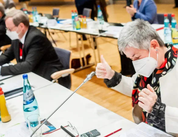 Euphorie in Frankfurt: ZdK-Präsidentin Irme Stetter-Karp feiert die Verabschiedung des Textes über eine "Bischofswahl"