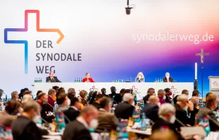 Dritte Synodalversammlung des "Synodalen Weges" im Congress Center Frankfurt am 3. Februar 2022: Am Podium sitzen Bischof Georg Bätzing, Irme Stetter-Karp, Claudia Nothelle und Weihbischof Wilfried Theising (v.l.). / Synodaler Weg/Max von Lachner