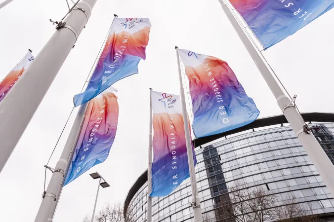 Die Flaggen des umstrittenen "Synodalen Weges" vor dem Congress Centrum Frankfurt